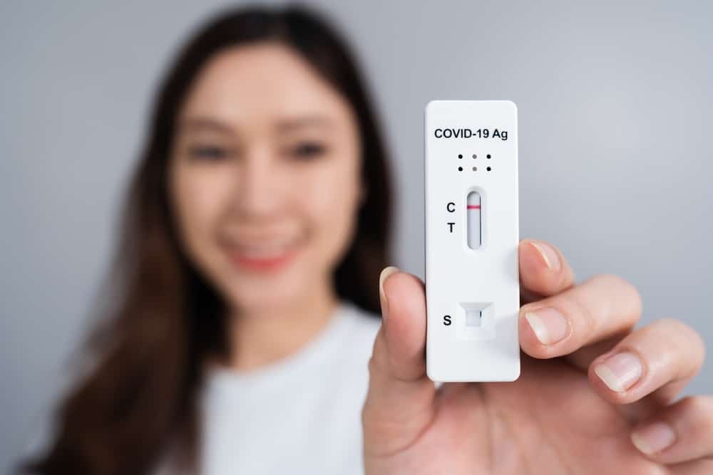  Phân biệt cảm cúm và COVID-19: Bị cảm cúm có test COVID-19 lên 2 vạch không?